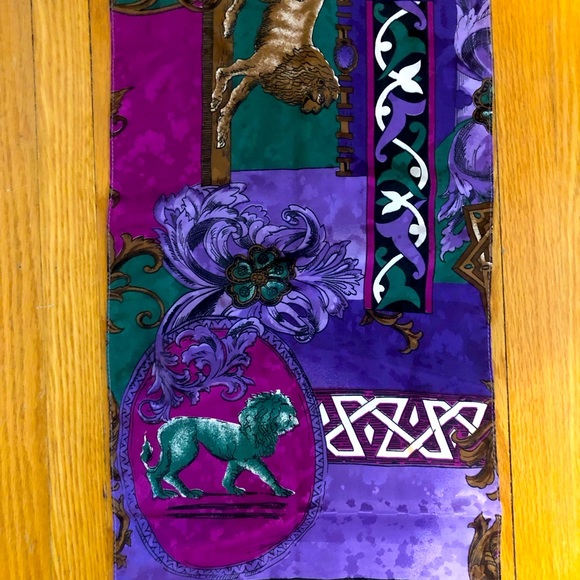 Lion silk scarf - Picture 4 of 4
